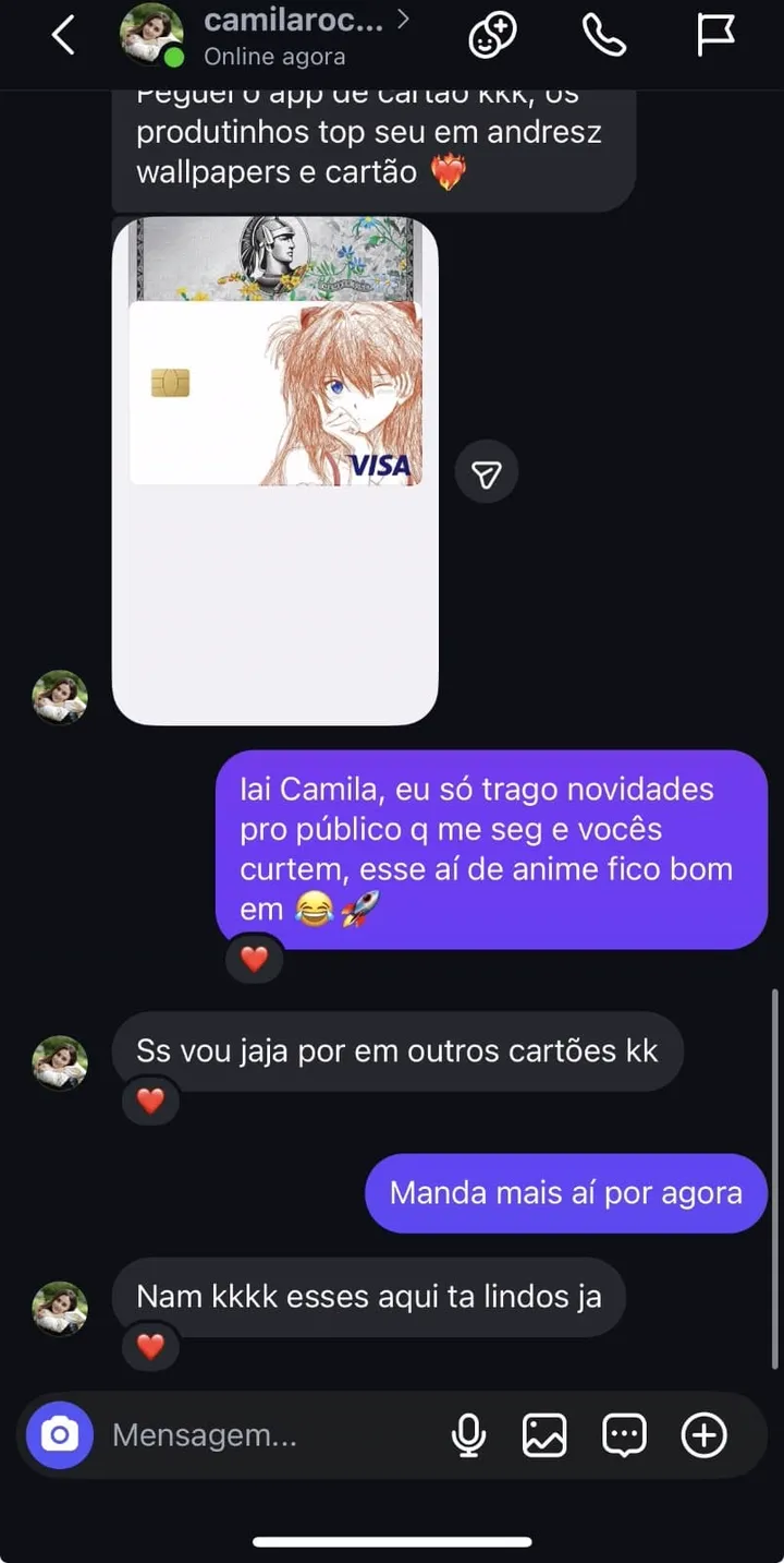 Cliente mostra dois cartoes personalizados, um com arte de anime
