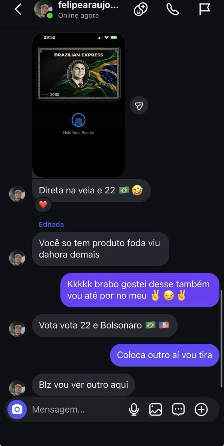 Cliente mostra o cartao personalizado na carteira digital