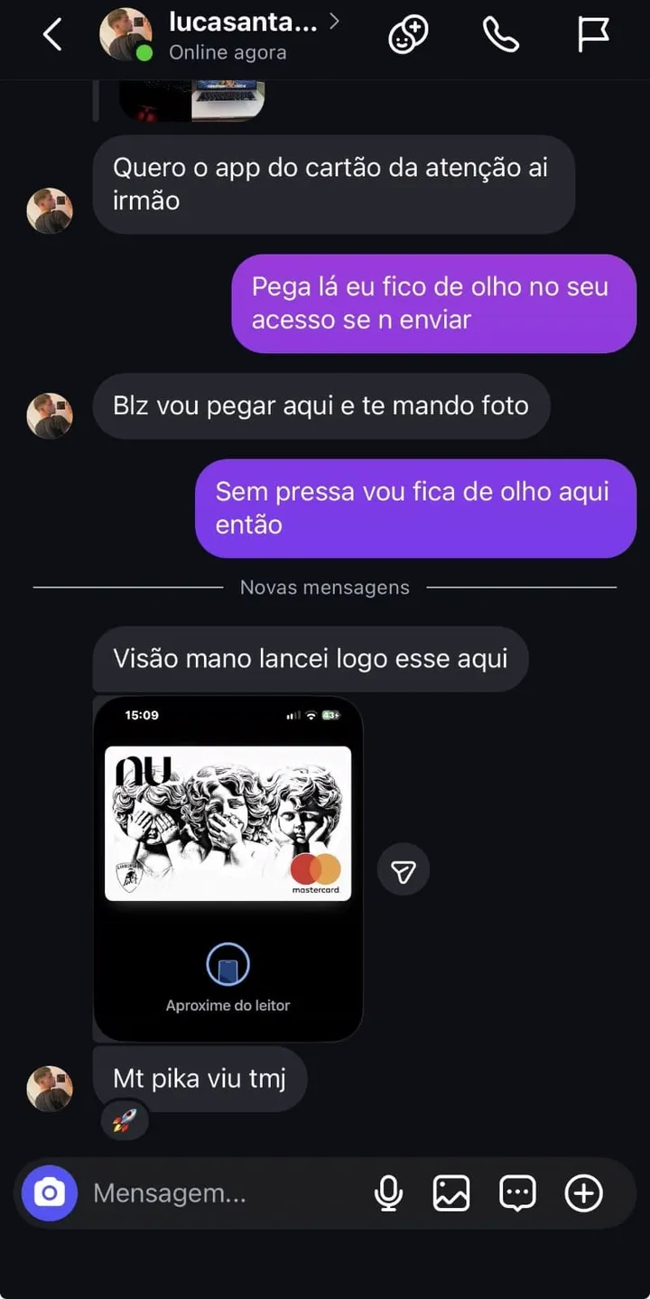 Cliente mostra o cartao personalizado na carteira digital