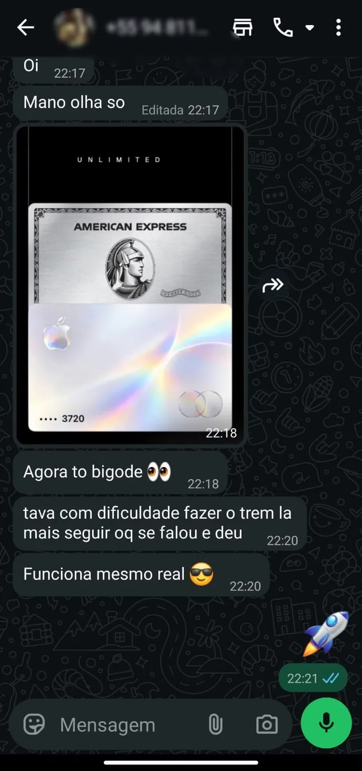 Cliente mostra a carteira digital com cartao estilo American Express e um cartao furta-cor